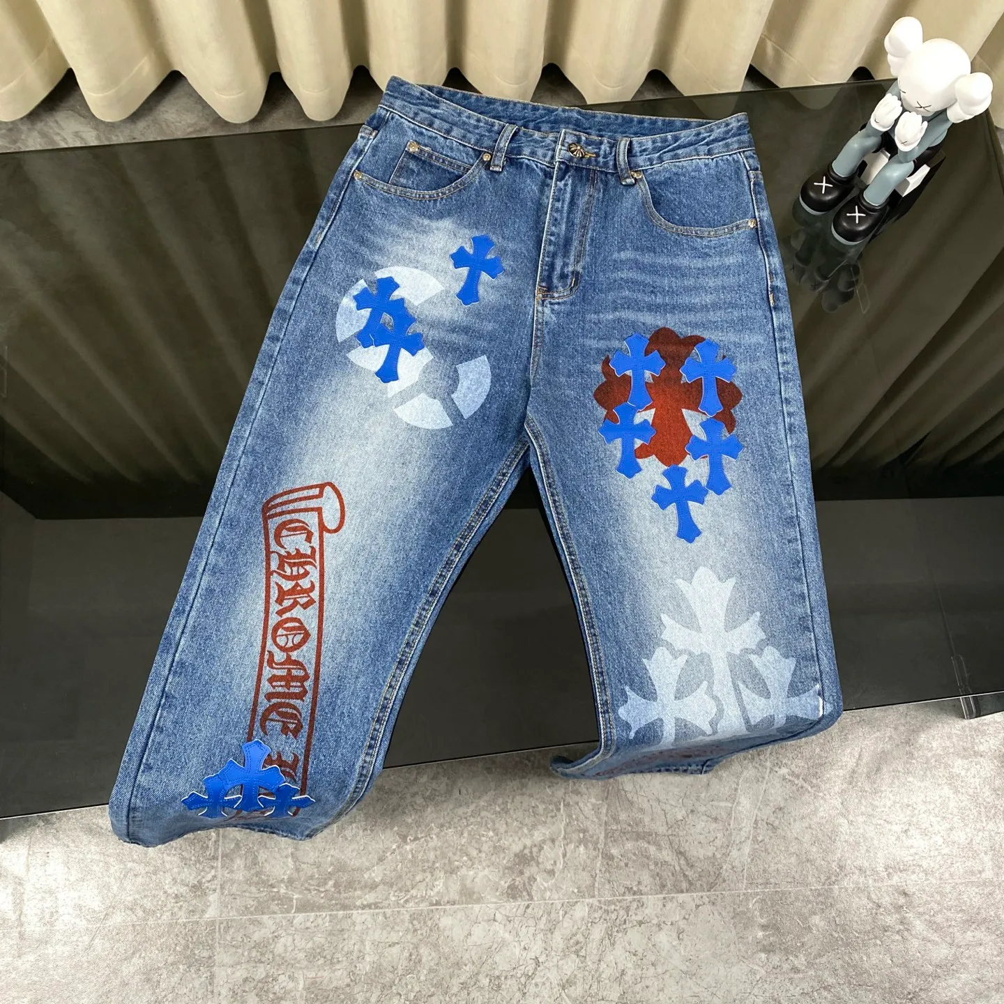🅿️280 Chrome Hearts Chrome Hearts 24SS cross Sanskrit limited edition graffiti printed leather jeans. 💙Among Chrome Hearts’ many trousers, its color is unique and attracts people at first glance. It is made of beaded canvas fabric and has been washed with heavy water. The upper body is very textured, crisp and stylish, and will not collapse at all. The three-dimensional cut of the pants has a first-class effect in modifying the shape of the legs. It can be easily controlled by any figure, and you can instantly become a street trendy person when you put it on.  🔩Customized hardware, full of texture, every detail is done to the extreme. The thick beaded canvas fabric becomes soft and skin-friendly after washing, and has excellent breathability, making it comfortable to wear all day long. Customized small leather label, unique design, simple yet elegant, exquisite workmanship, neat wiring, every detail demonstrates quality and style.  These pants are gender-neutral and can be worn by both men and women, easily creating a sense of fashion. Pair them with a T-shirt or sweatshirt and you can easily go out and hit the streets. 🔵Classic blue, always a fashion favorite, suitable for any style of wear.  Size from 28 to 34 (corresponding to S-XL)